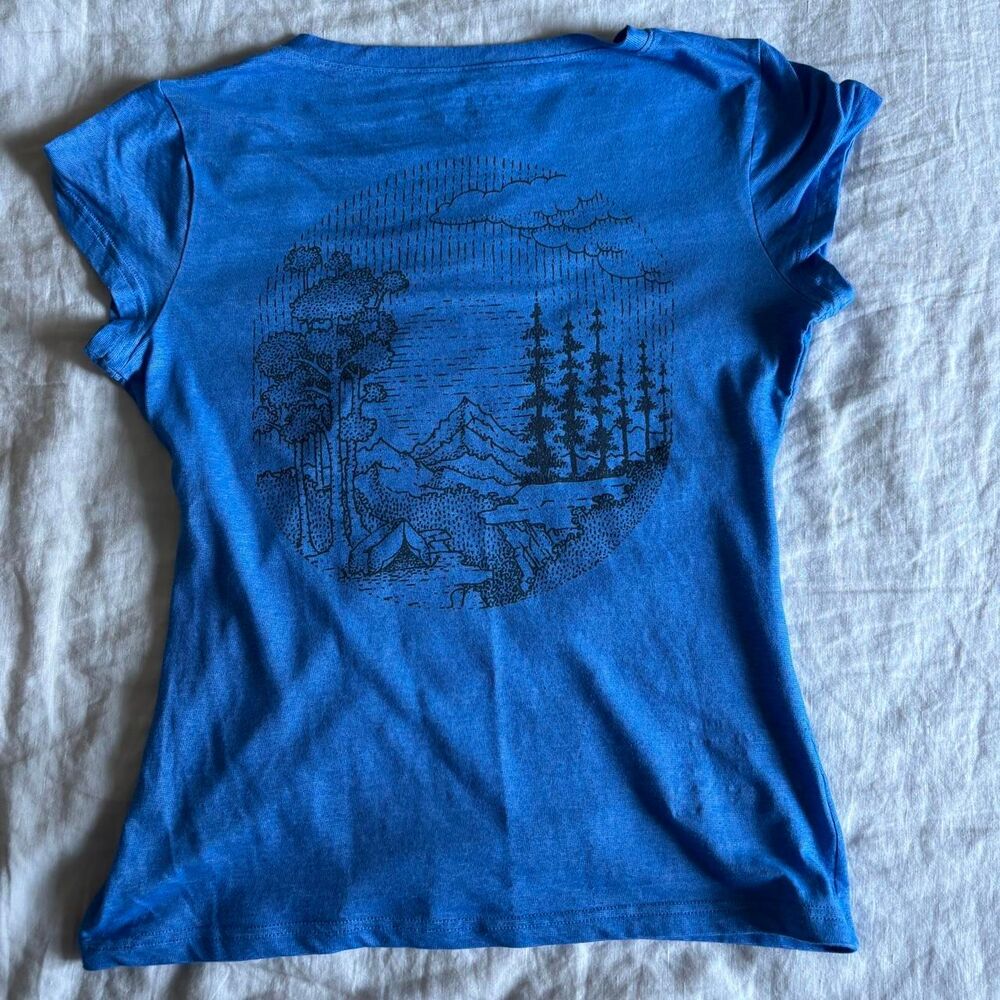 Voormi Blue V Neck Short Sleeve Top With Mountain Scene Back Size Medium